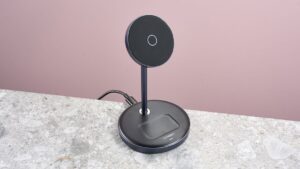 Read more about the article Ugreen MagFlow 2-in-1 Magnetic Wireless Charging Station review: fantastically low price, but faster charging would’ve been nice