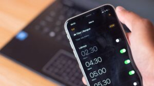 Read more about the article Apple seems to be hitting snooze on this year-long iPhone alarm issue